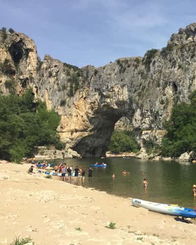 Rotsachtige kloof met strand, rivier en kajaks
